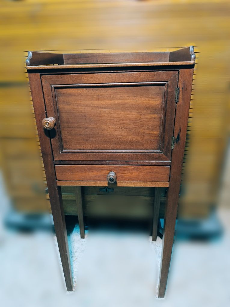 Mesa de cabeceira / mesa de apoio antiga