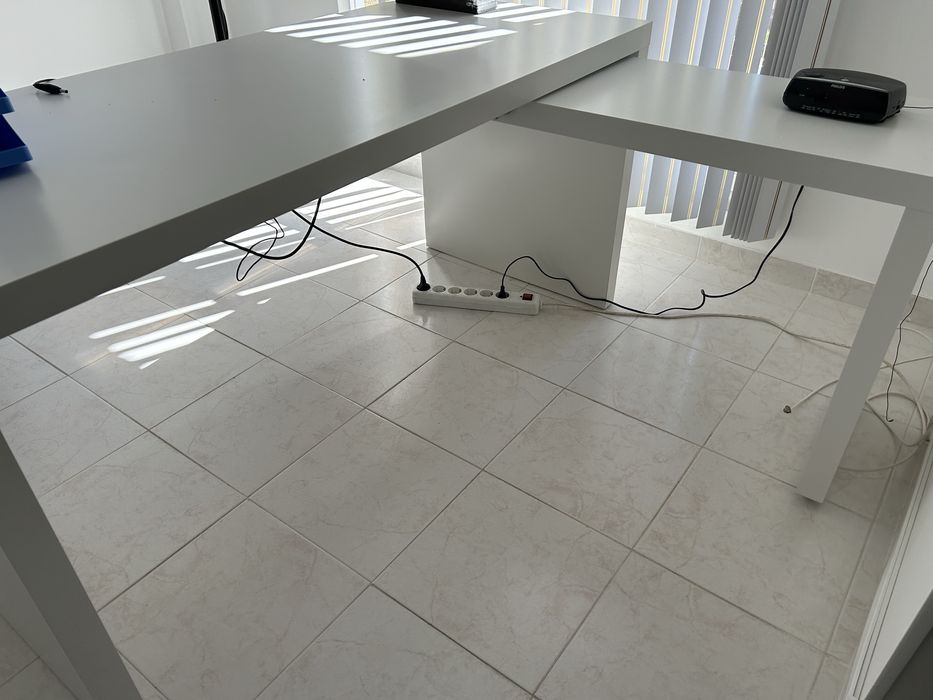 Secretaria em branco em bom estado com pouco uso