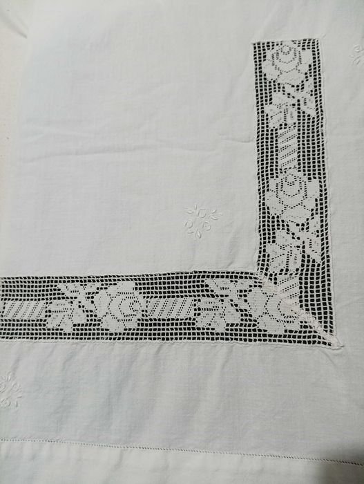 Lençol de cama antigo com renda e bordados