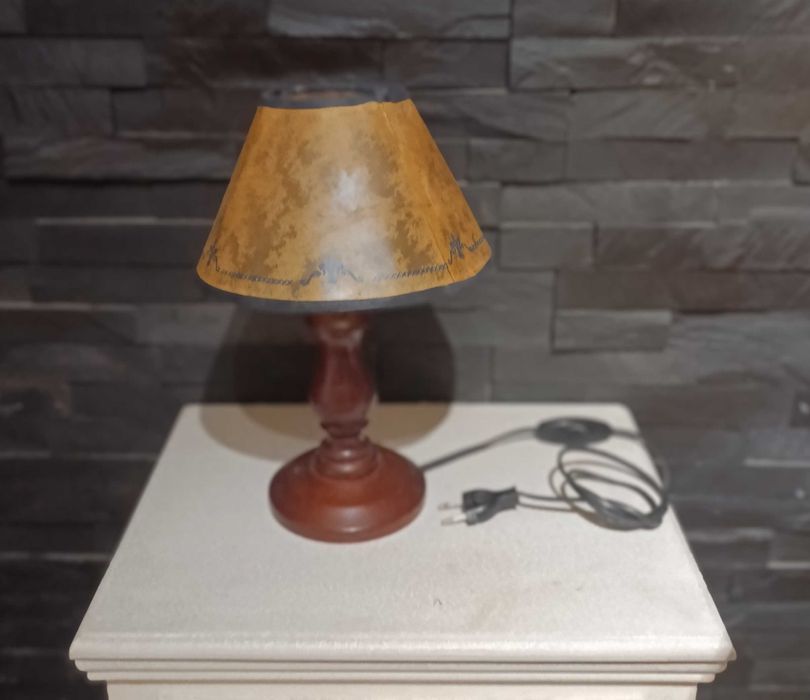 Candeeiro mesa, madeira,  muito antigo, com abat-jour Origem Itália