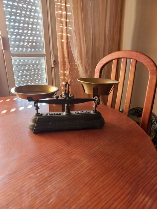 Balança antiga com cepo de pesos