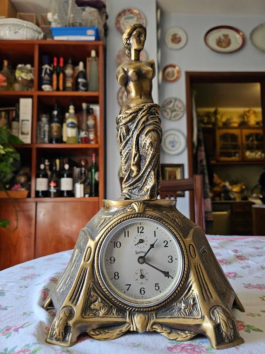 Relógio com estatua em latão