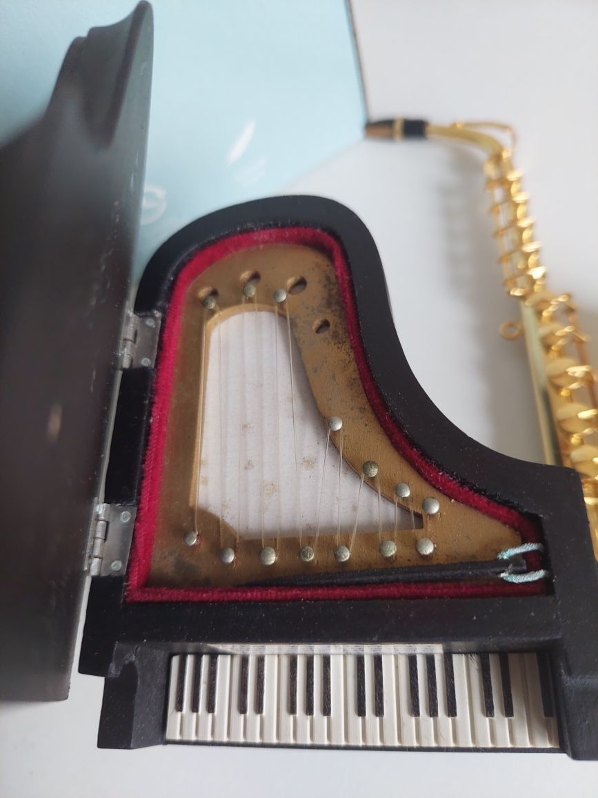 Colecção de instrumentos musicais em miniatura