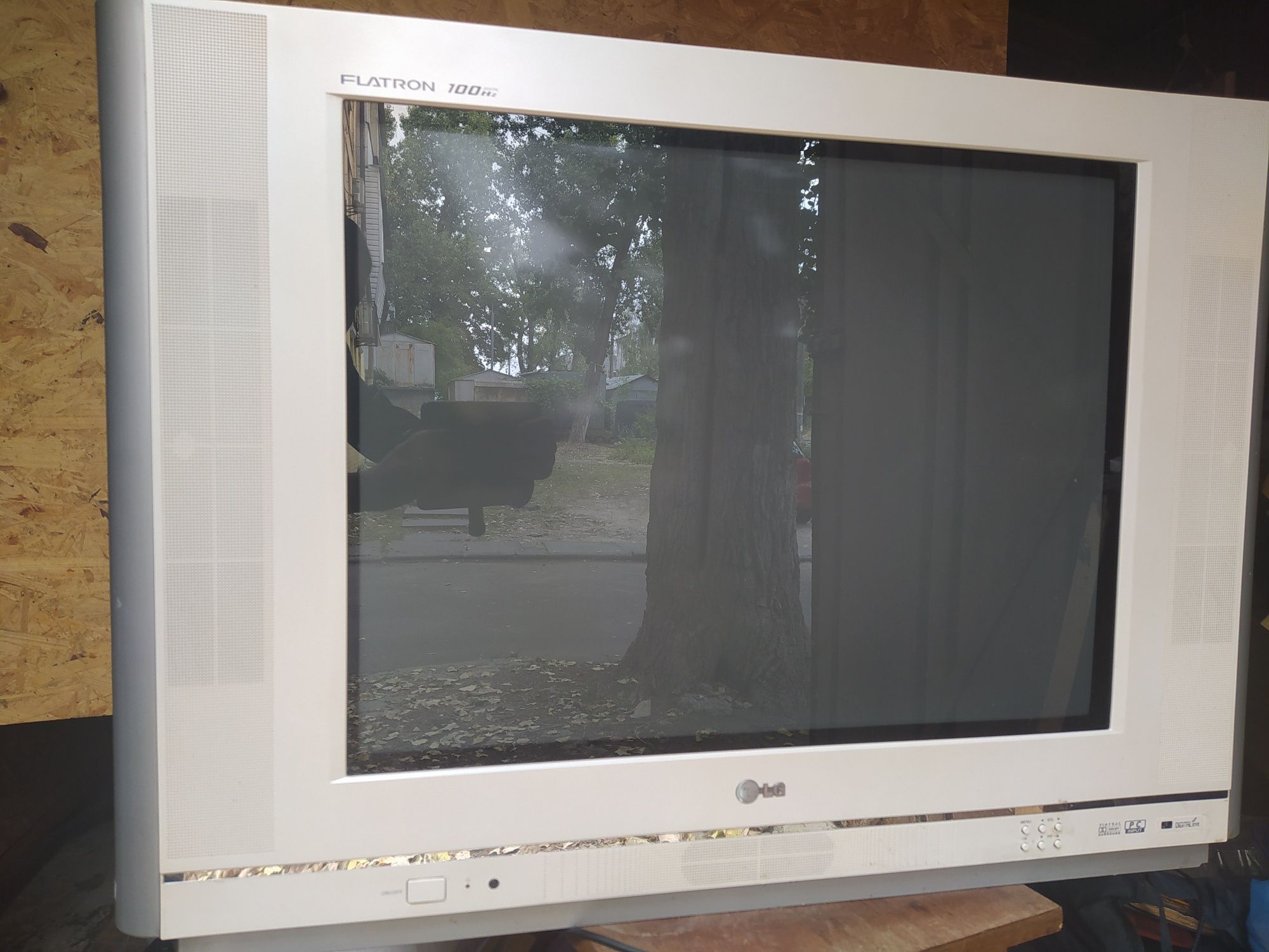 Телевизор LG Flatron 100 Hz Digital
