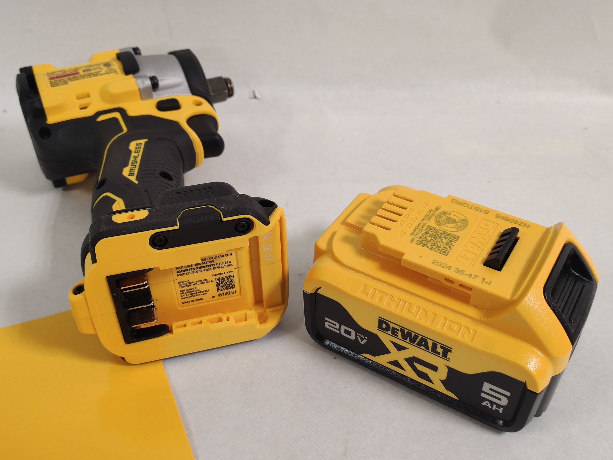 Безщітковий ударний гайковерт DeWALT DCF921P1 XR 20V 1/2" оригінал