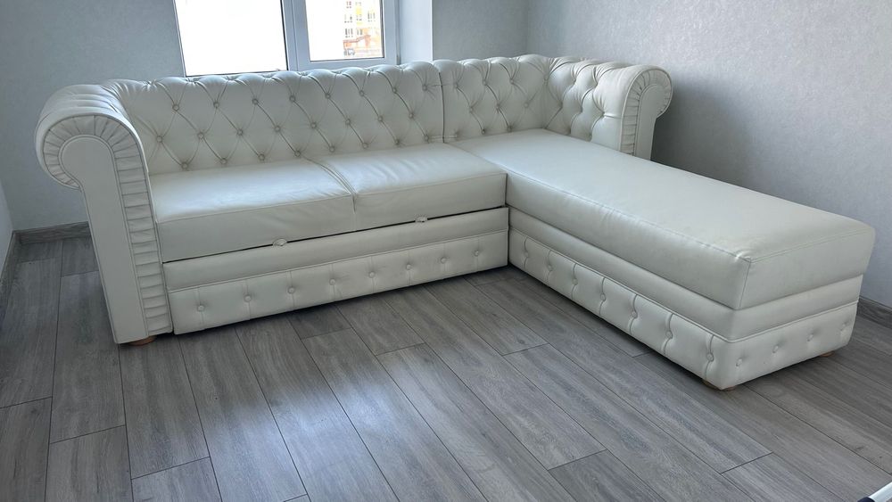Диван білий шкіряний
