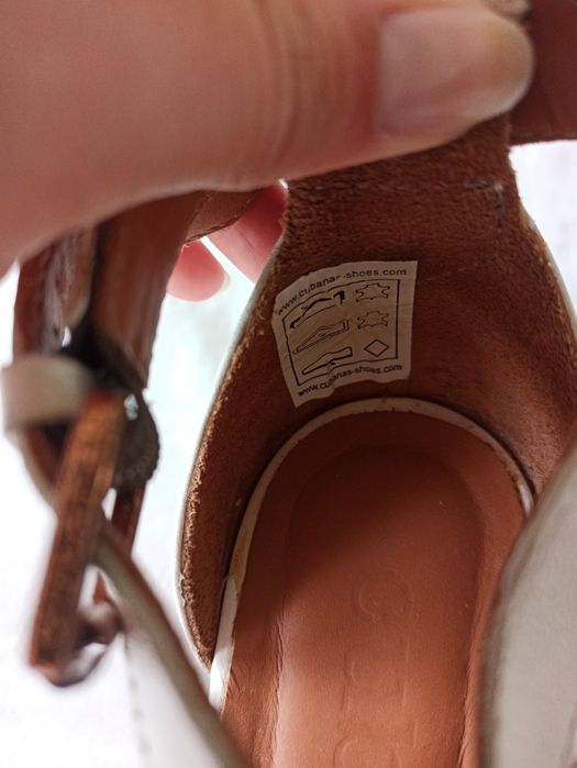 Sandálias brancas de salto alto com compensação da Cubanas