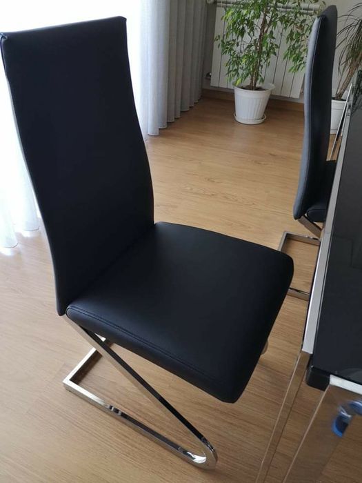 Mesa com quatro cadeiras