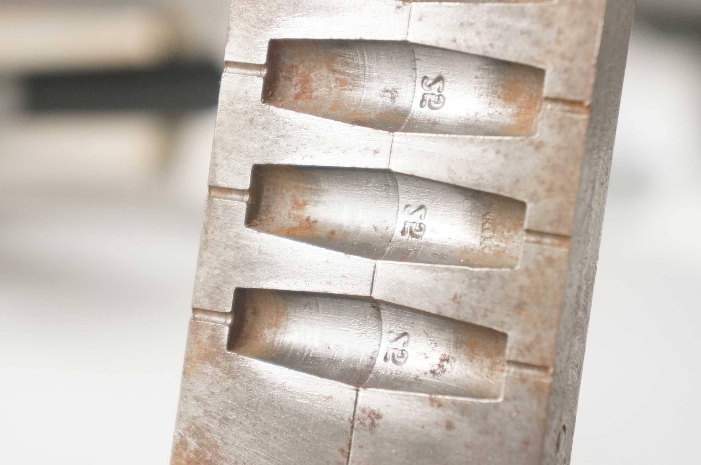 Forma wędkarska kokila do odlewania ciężarków gruntowych 10x25 g