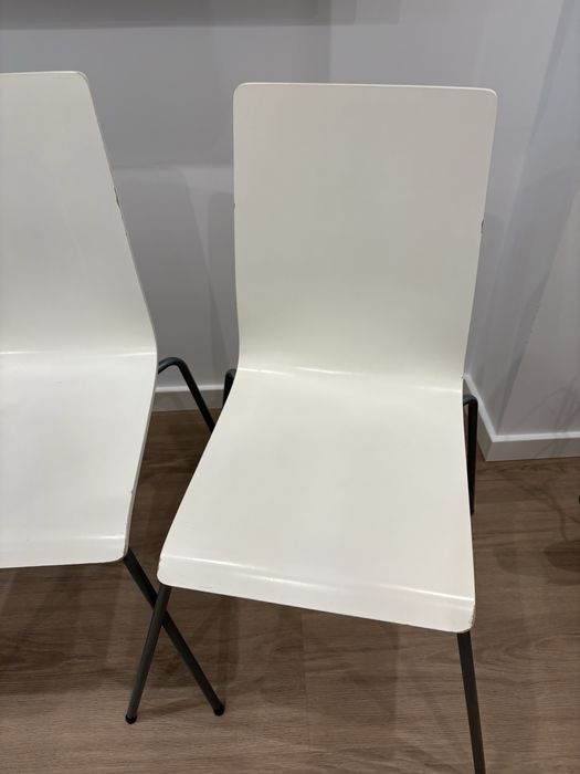 4 Cadeiras brancas com pés metálicos