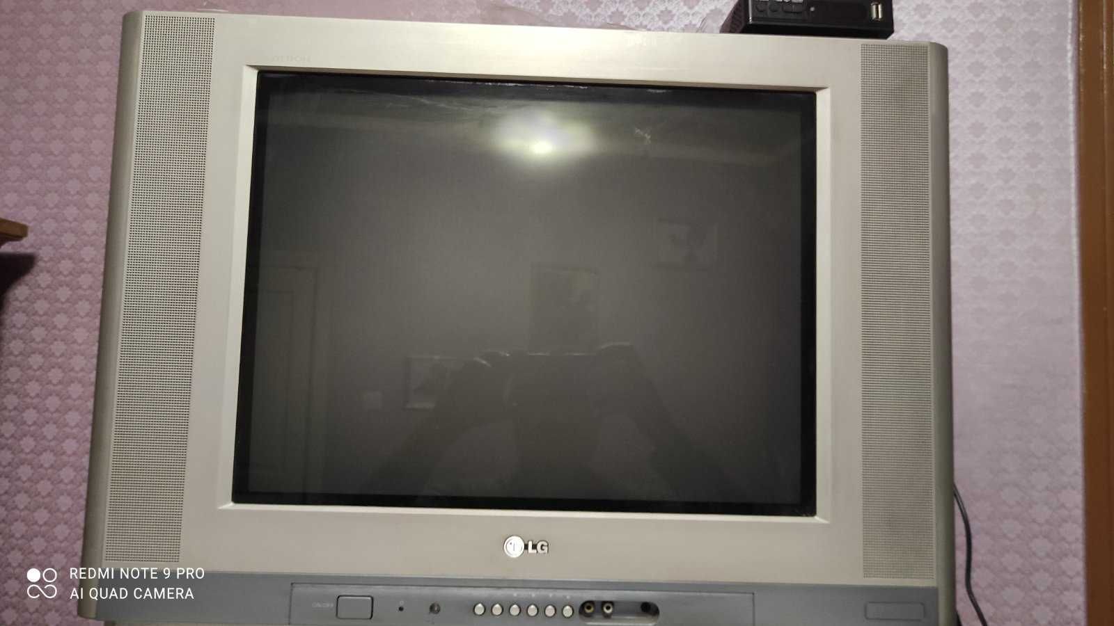 Телевизор LG . диаг. 54 см , можно с приставкой Т2