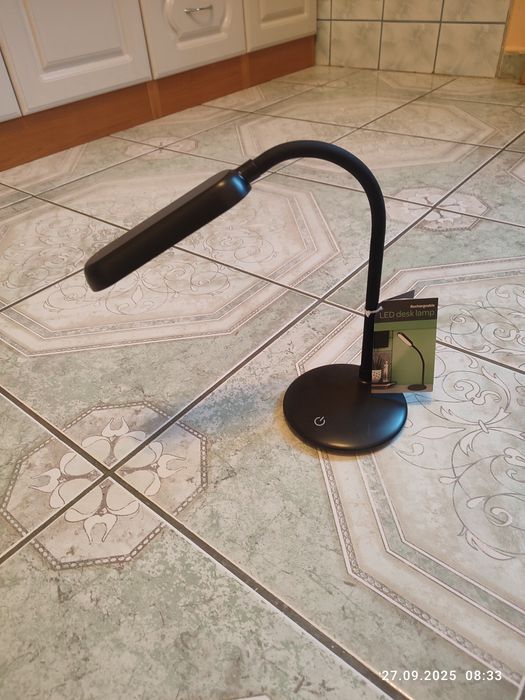 Nowa ładowalna czarna lampka