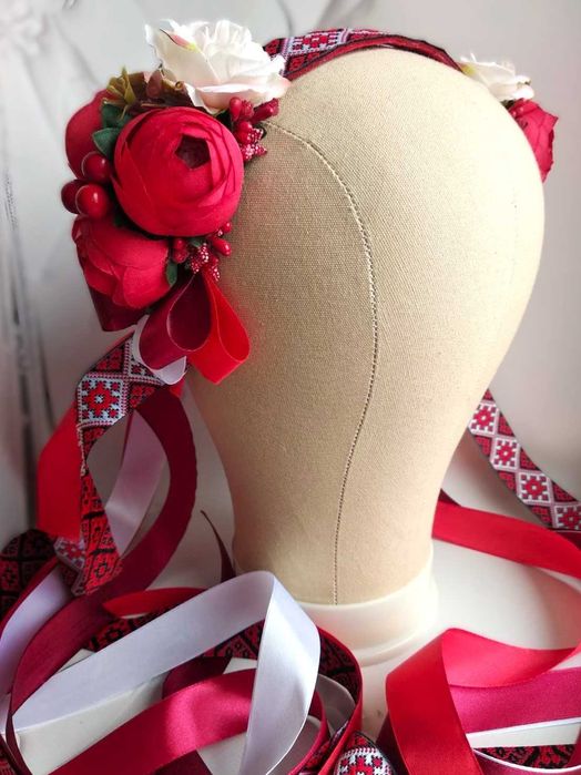 Чільце українське, червоно-кремове, зі стрічками