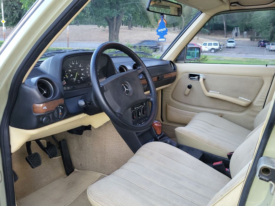 Mercedes. 123  Muzeum Old Cars Cypress Green