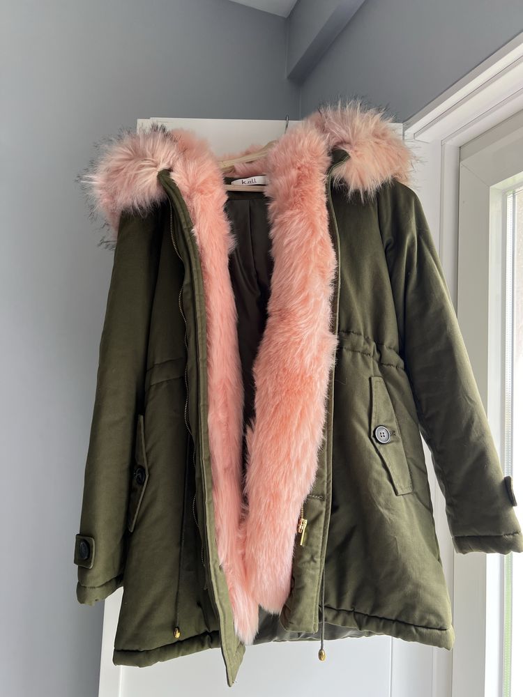 Blusão/ casaco/ sobretudo/ parka com pêlo cor de rosa