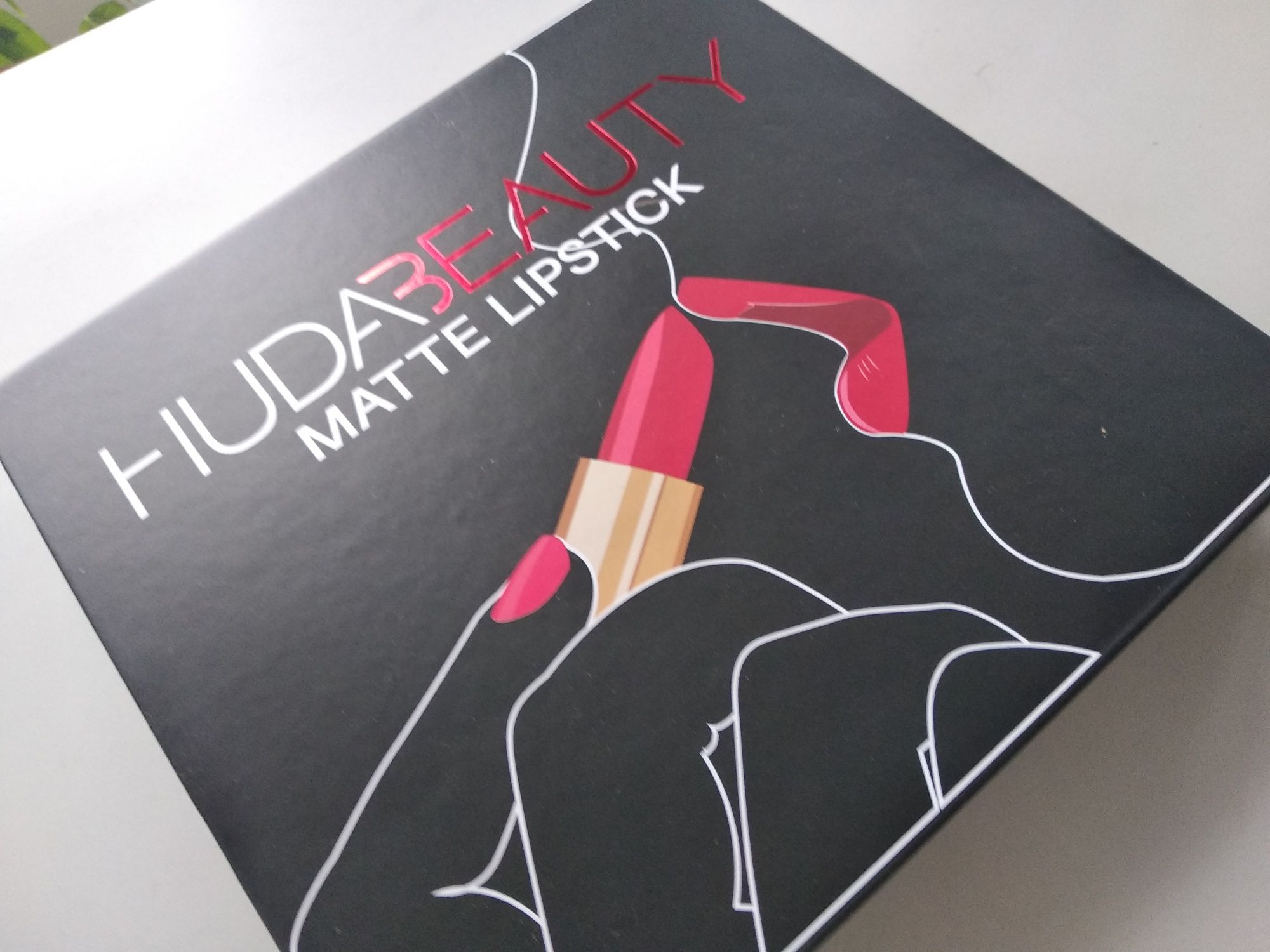 Huda Beauty zestaw 12 pomadek szminek matowych