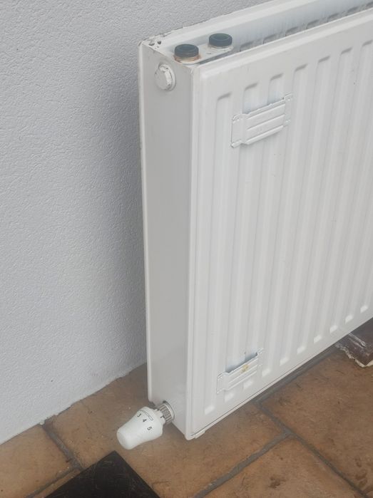 Grzejnik stalowy 600/1200 v z dolnym zasilaniem + termostat