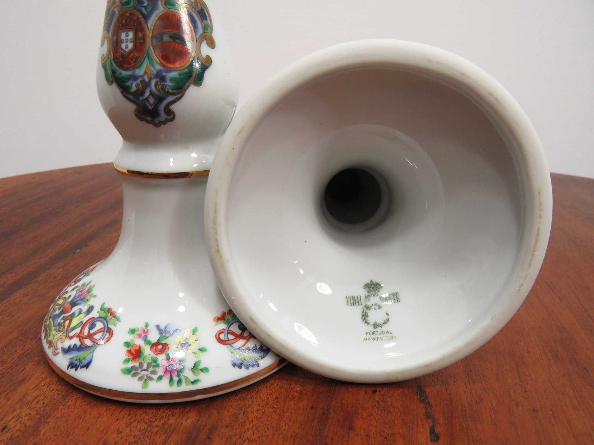 2 Castiçais de porcelana policromada e dourada com Brasâo de Armas