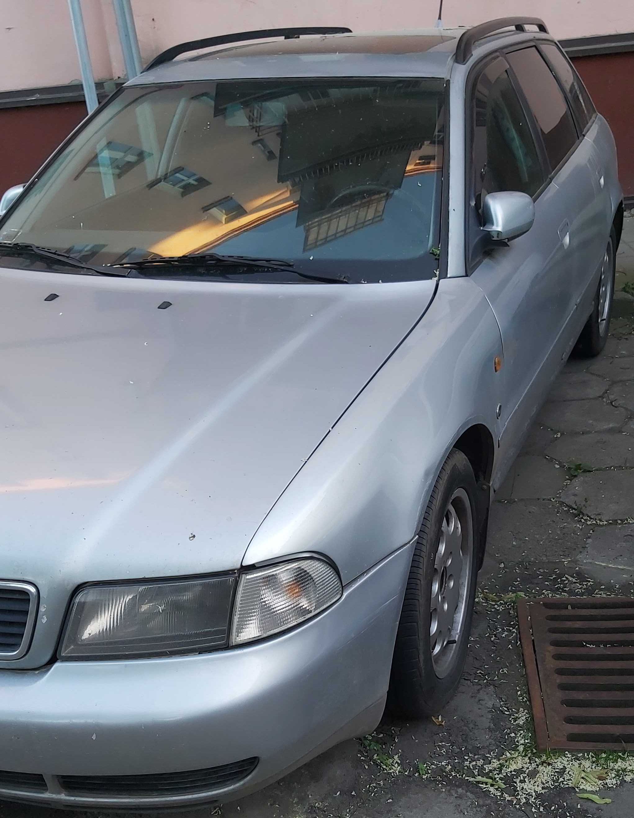 JEŻDŻĄCY samochód osobowy Audi A4 AVANT 1996