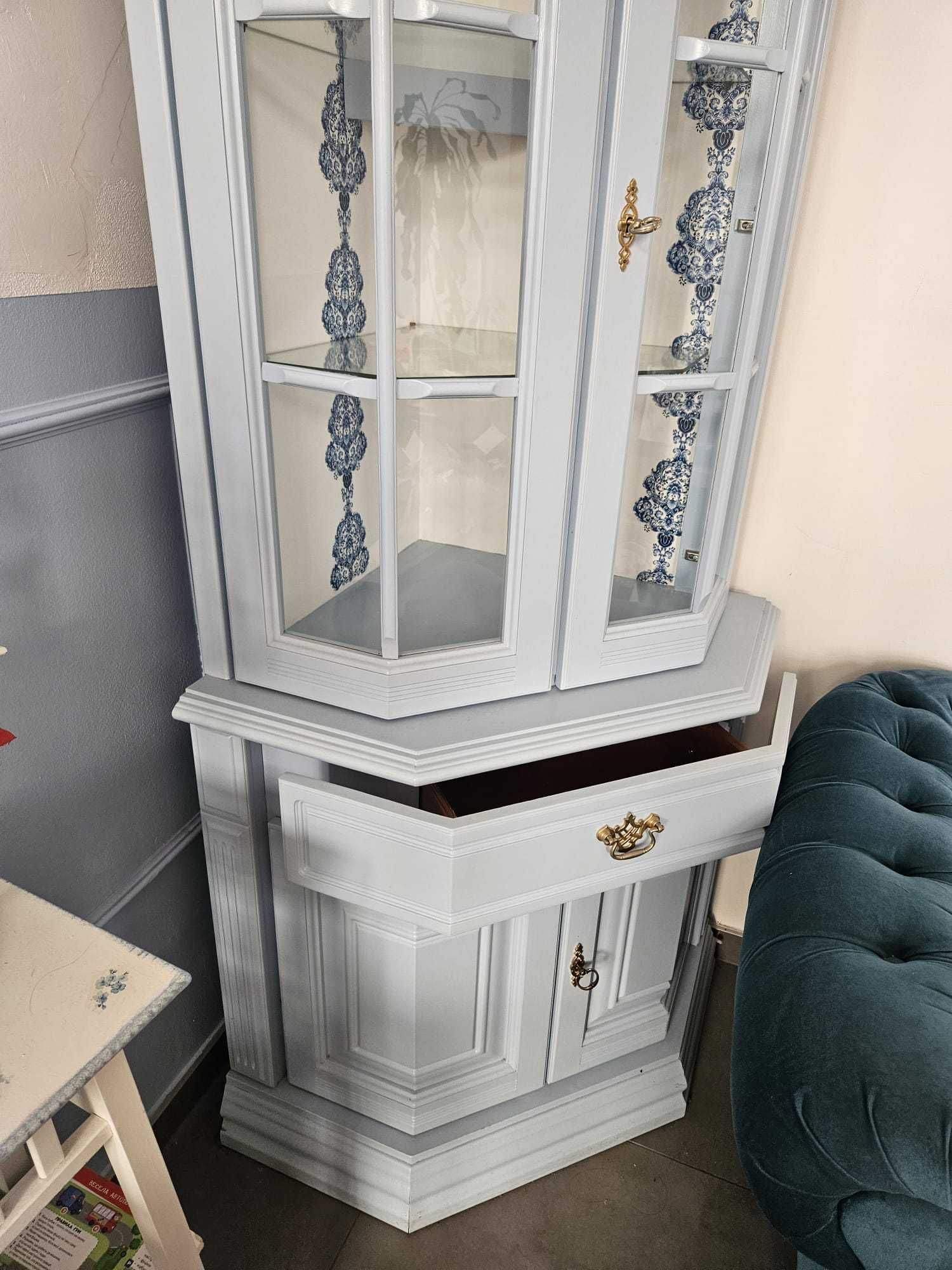 Witryna narożna Włoska shabby chic dębowa że światłem.