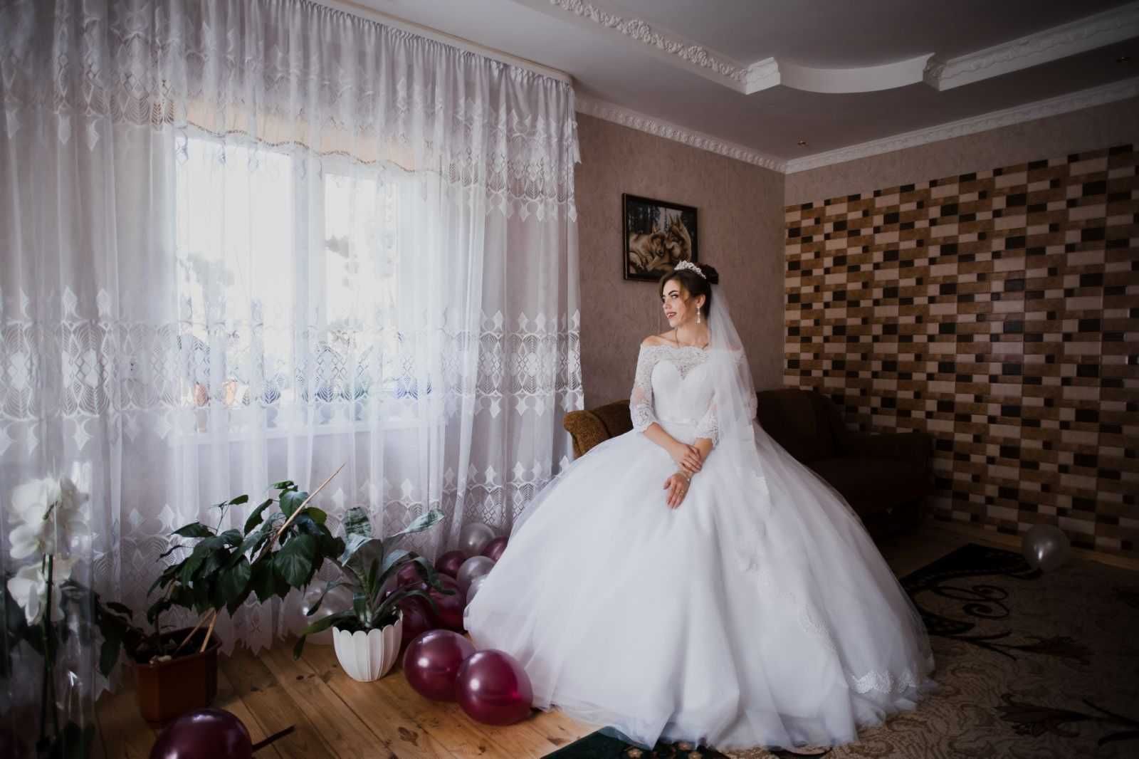 Весільна сукня. . .
