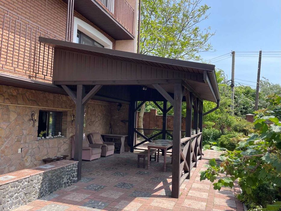 Продаж 2поверхового будинку з гаражем і ділянкою 11соток.