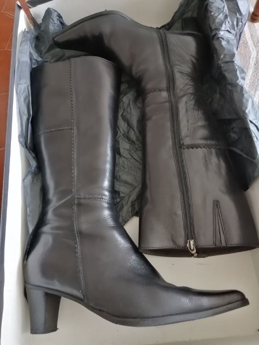 Vendo botas em pele preta, de cano alto, elegantes e sempre na moda