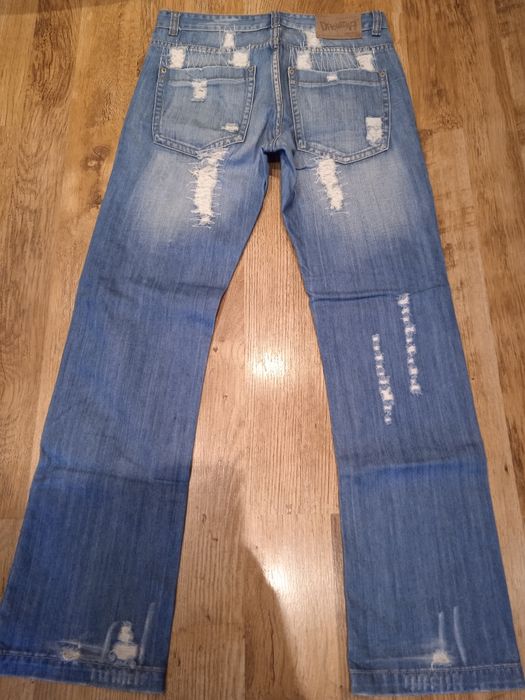 Jeansy z przetarciami 33
