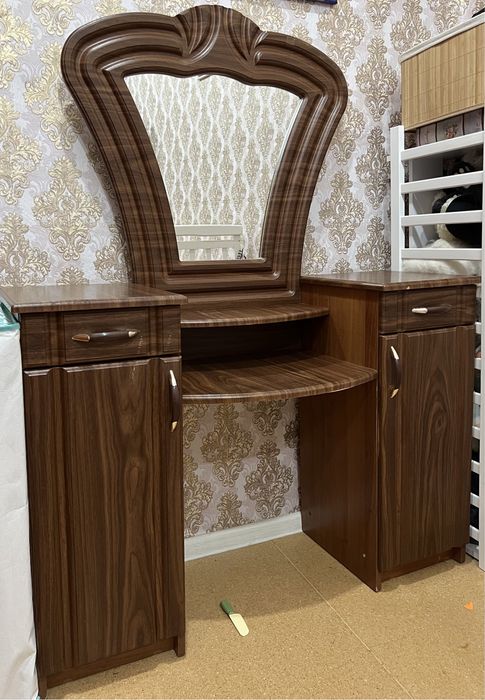 Туалетный столик для макияжа