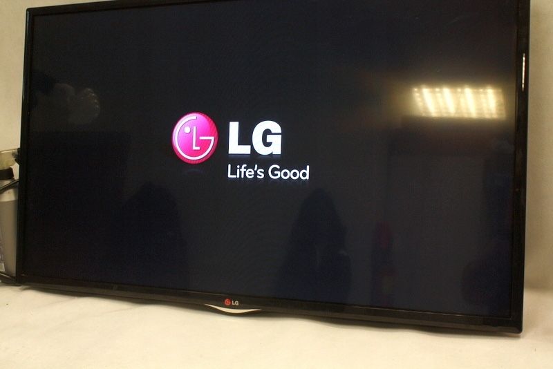 TV LG 42 cale z wieszakiem i stojakiem