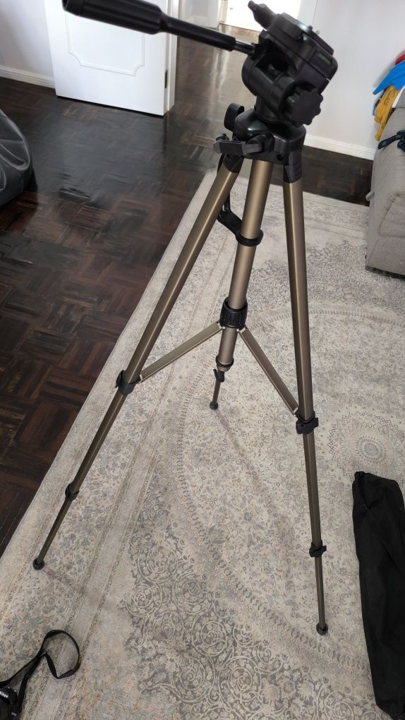 Máquina fotográfica Nikon D3100 quase nova com tripé e bolsa