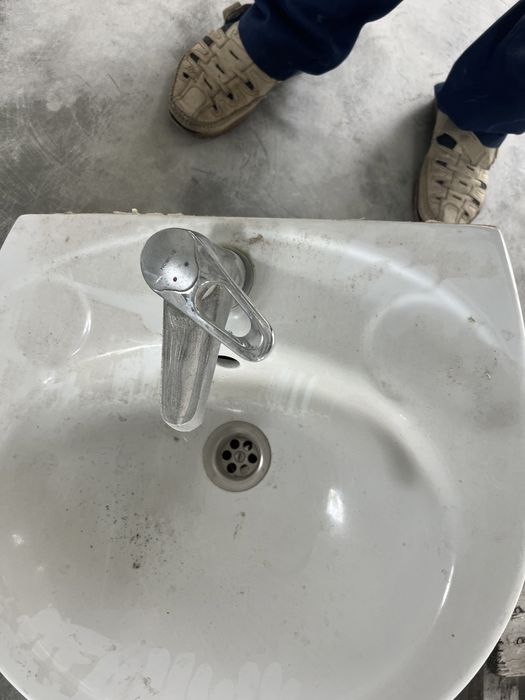 Умивальник з краном