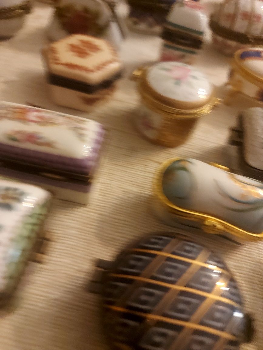 Conjunto de 48 caixas de colecção de porcelana