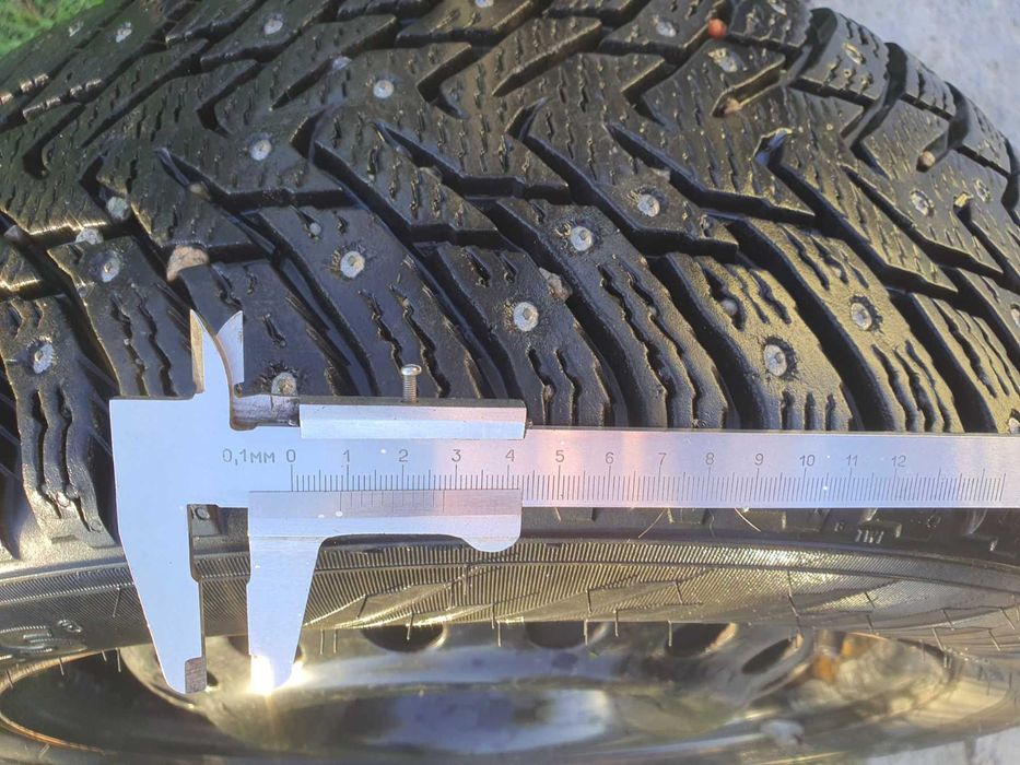 Шини легке б/у  Nokian Nordman8. шиповані на дисках 205/55R16  2шт