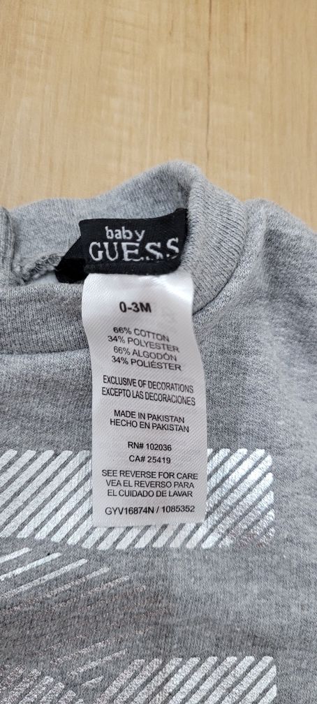 Dres niemowlęcy GUESS jak nowy rozmiar 0-3 miesiace