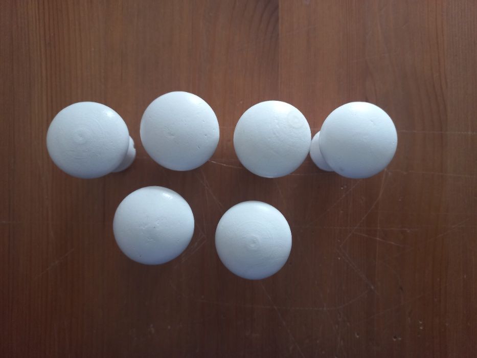 6 puxadores brancos em madeira