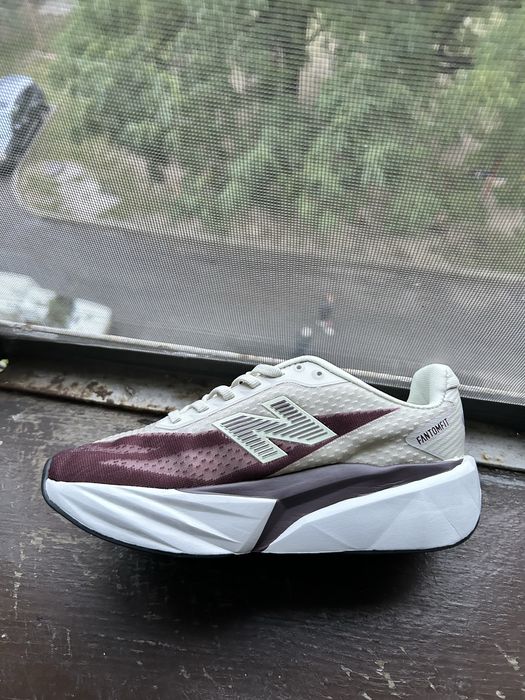 Жіночі бігові кросівки New Balance FuelCell Rebel v5