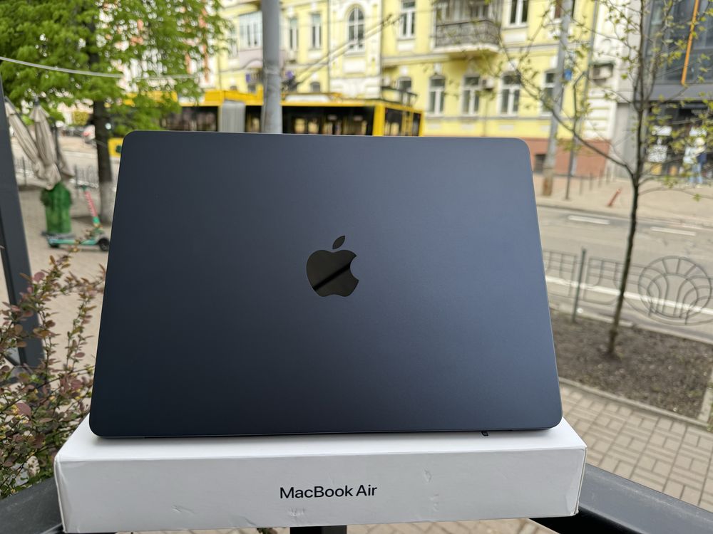 Macbook Air 13,6 2022 M2 8/256gb Midnight ідеальний 2 цикли