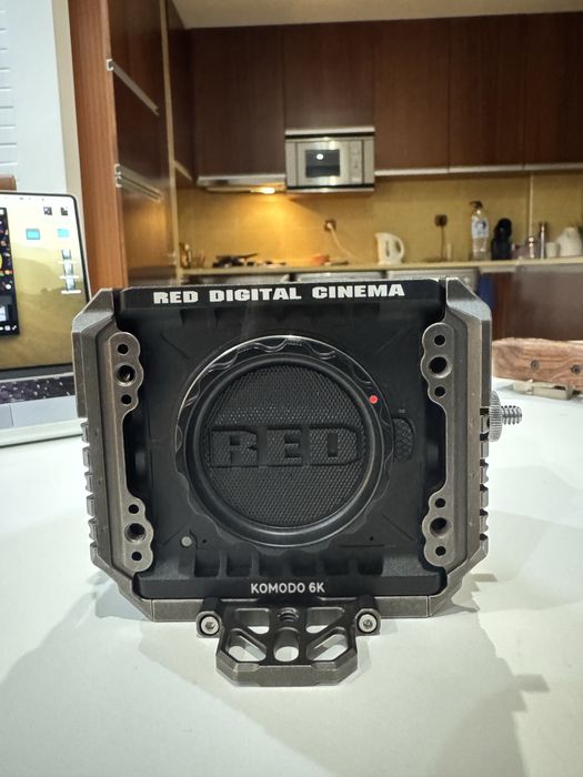 RED KOMODO 6k + baterias+angelbird 512gb+leitor de cartao+cage+adapt