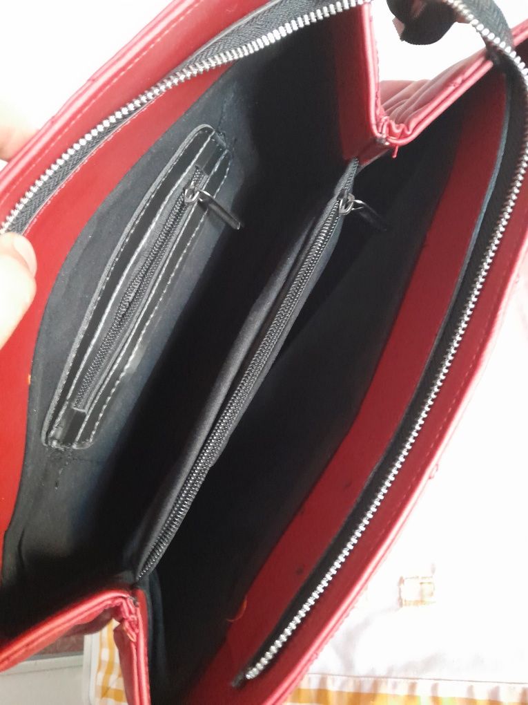 Torebka w stanie idealnym prada tłoczony materiał