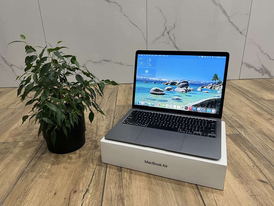 MacBook Air A2337 M1 8/256 в чудовому стані)