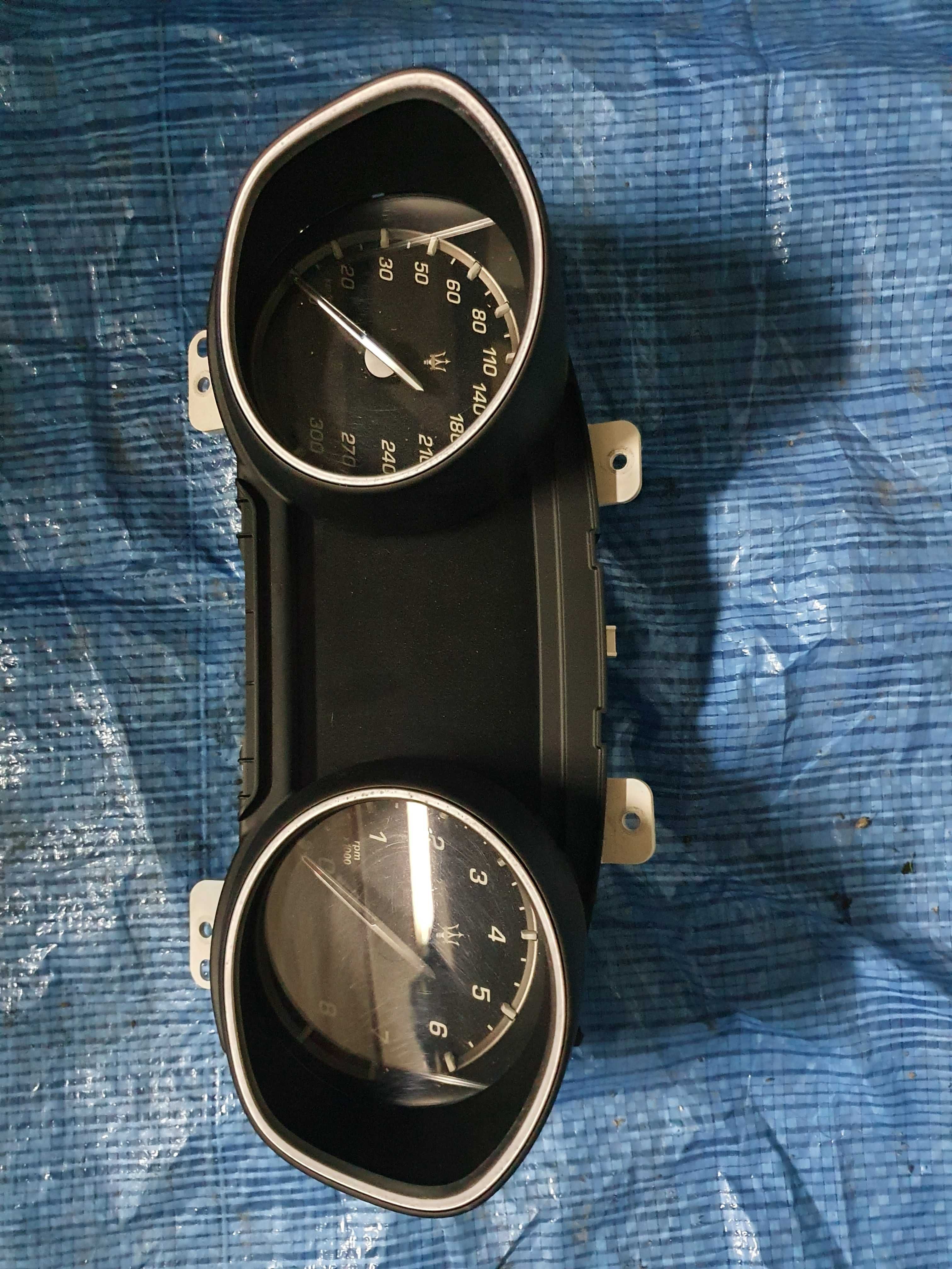 Liczniki zegary Maserati Levante