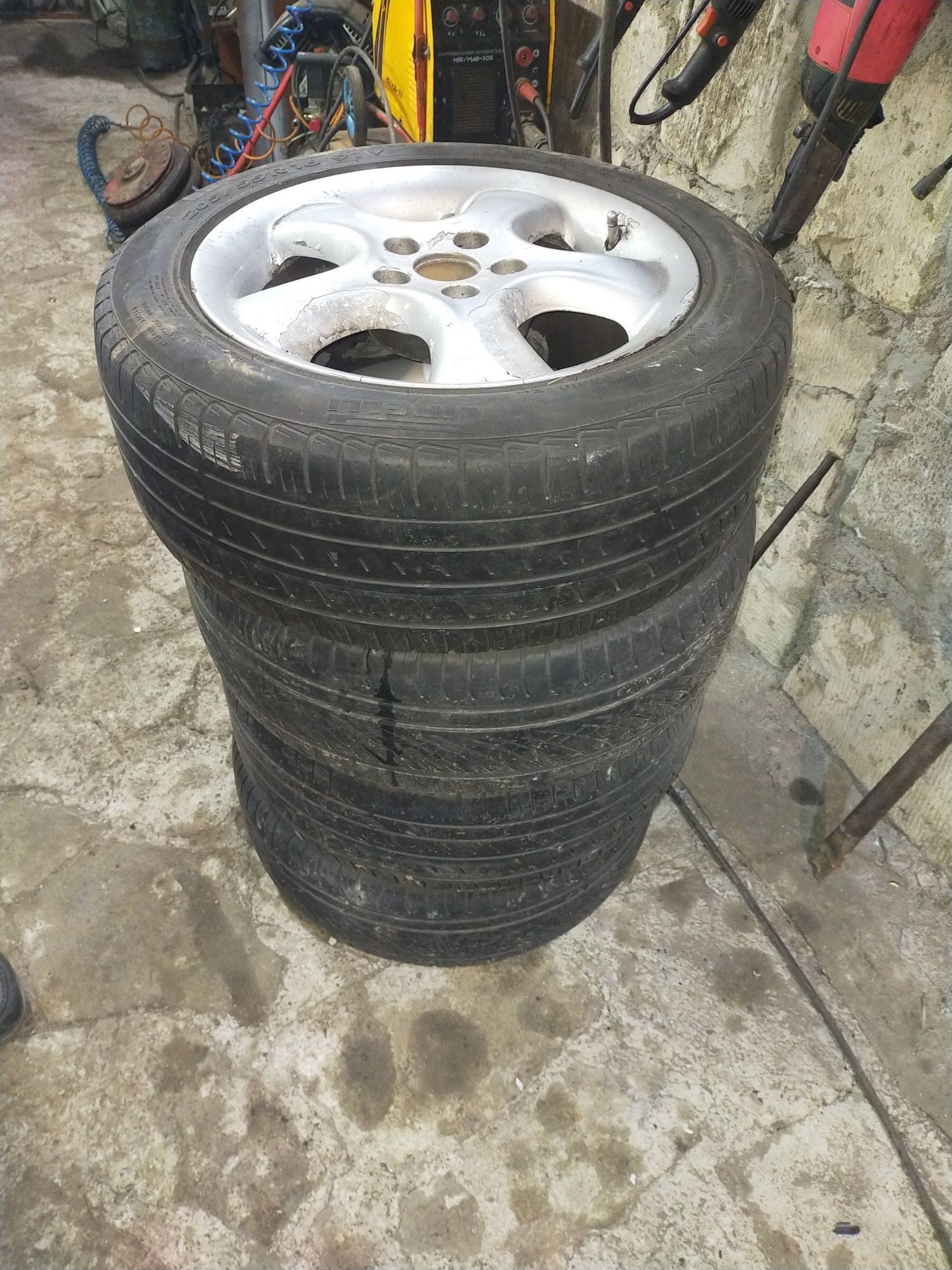 Продам резину 215/65R16