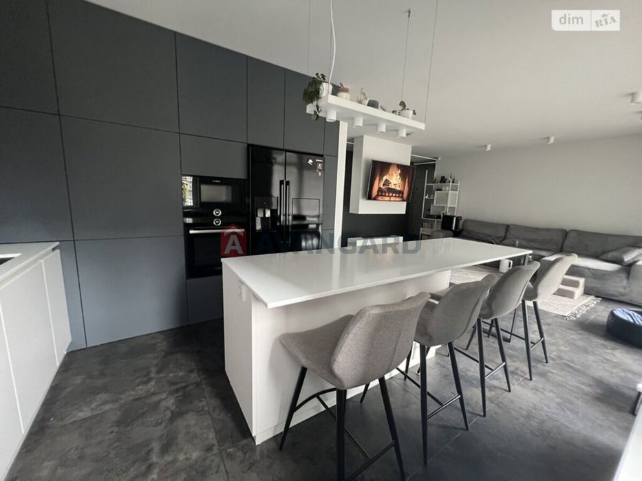 простора трьох кімнатна квартира