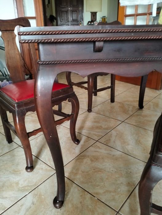 Vendo uma mesa extensível e 10 cadeiras