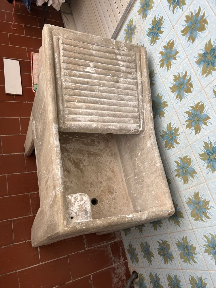 Ofereço Tanque em bom estado. Apenas sujo