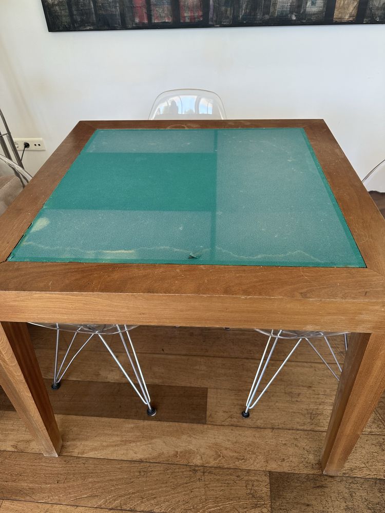 Mesa de jogo em madeira de medidas 90 cm por 90 cm e 76 cm altura