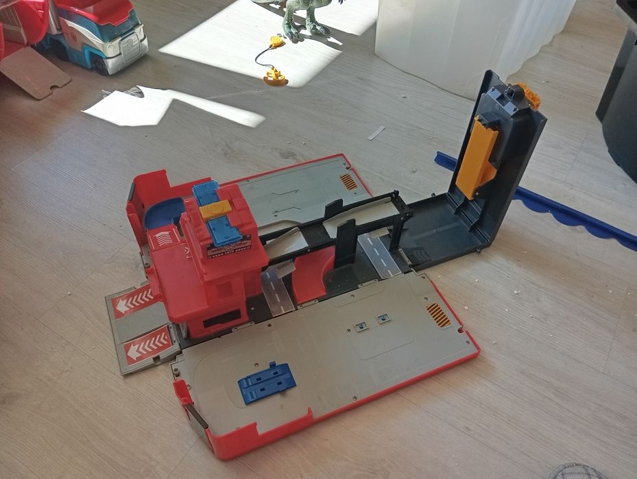 Camião dos Bombeiros com som
Portátil 
Abre em modo pista

Muito estim