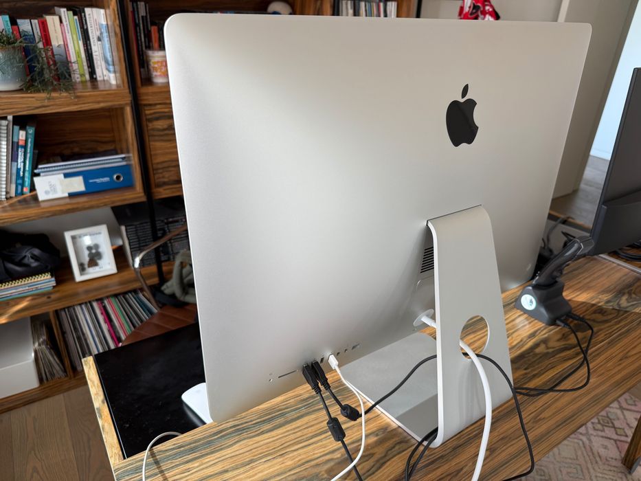 Apple iMac 27” Retina 5K (Late 2015) – i5 3.3GHz / 8GB / 2TB Fusion