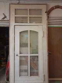 Stare drewniane drzwi wahadłowe z futryną i witryną
